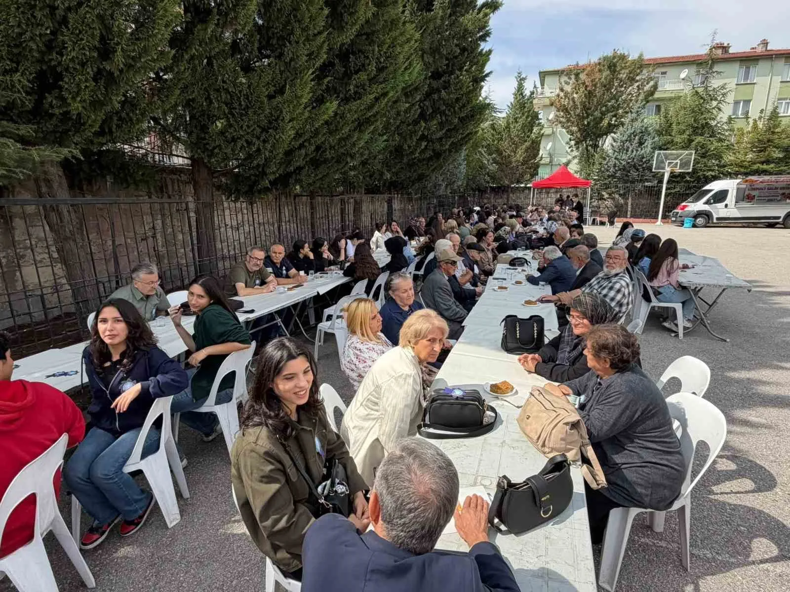 40 yıllık hasret okul bahçesinde bitti: Sıralara geri döndüler