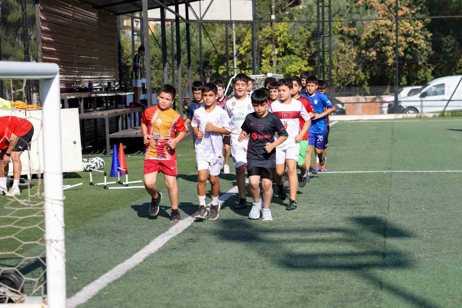 Efelerli minikler için yeşil sahalara davet: Futbol akademisinde kayıt heyecanı