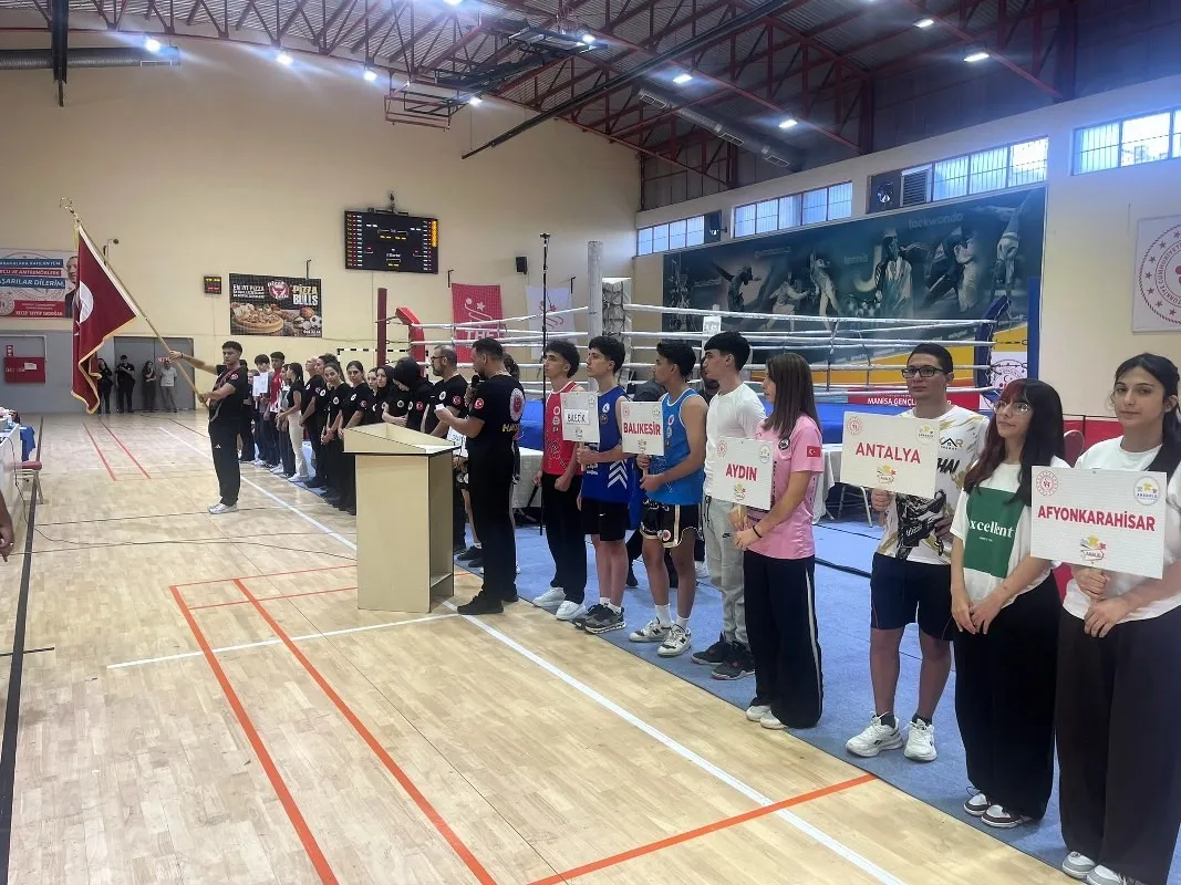 Manisa'da şampiyonluk heyecanı: 386 sporcu madalya için ringe çıktı