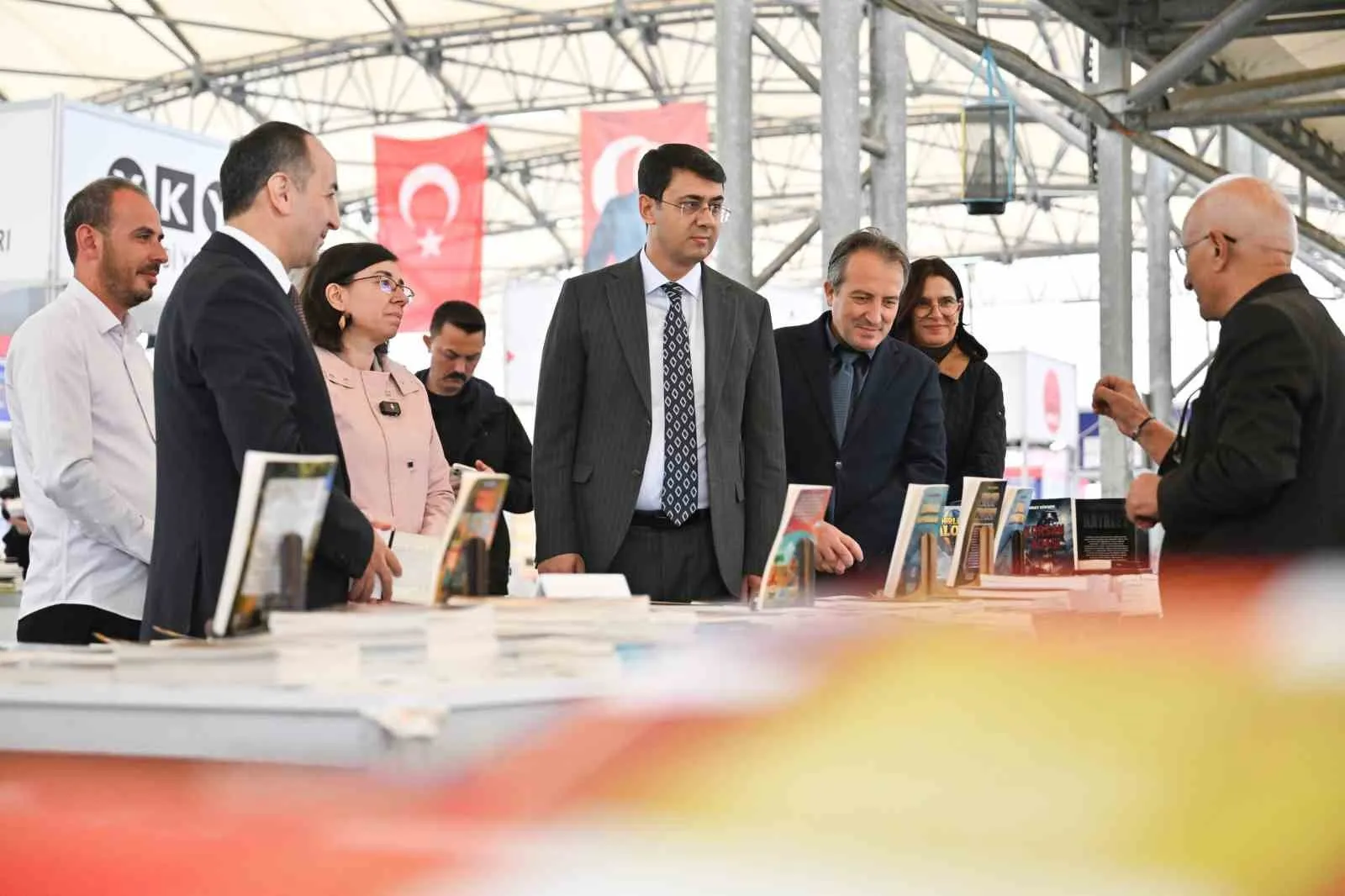 Uşak’ta okuma tutkusu zirveye taşındı: Vali Kartal fuarın nabzını tuttu