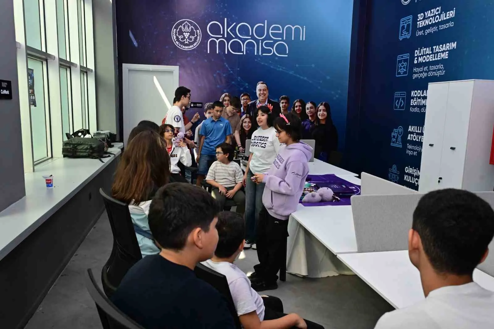Manisa'da teknoloji rüzgarı: Gençler robotik dünyasının inceliklerini yerinde öğrendi