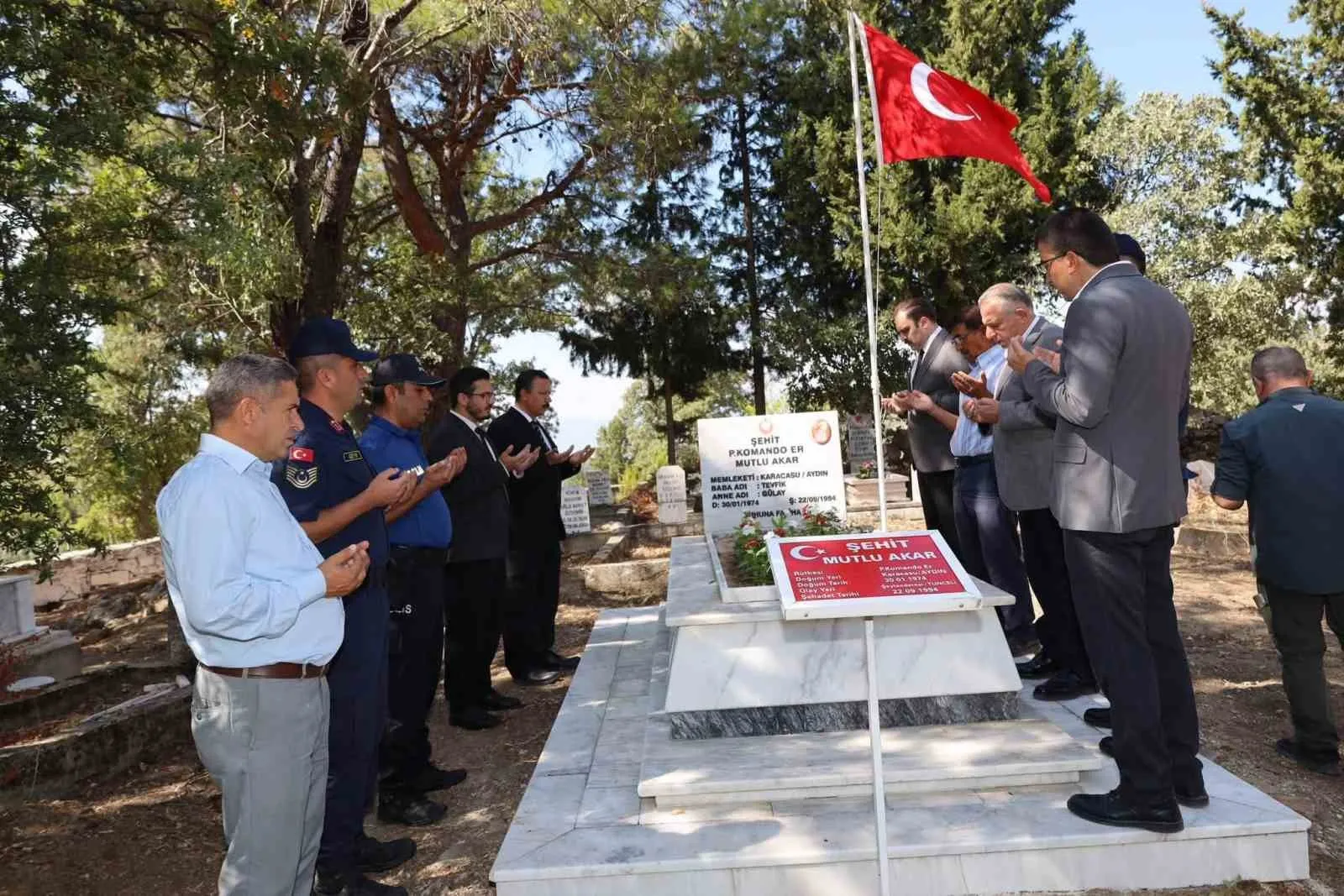 Vatan toprağına emanet edilen kahraman: Mutlu Akar mezarı başında anıldı