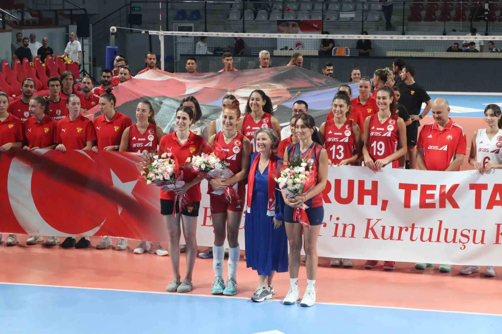İzmir’in 104 yıllık zafer gururu voleybol sahasında taçlandı