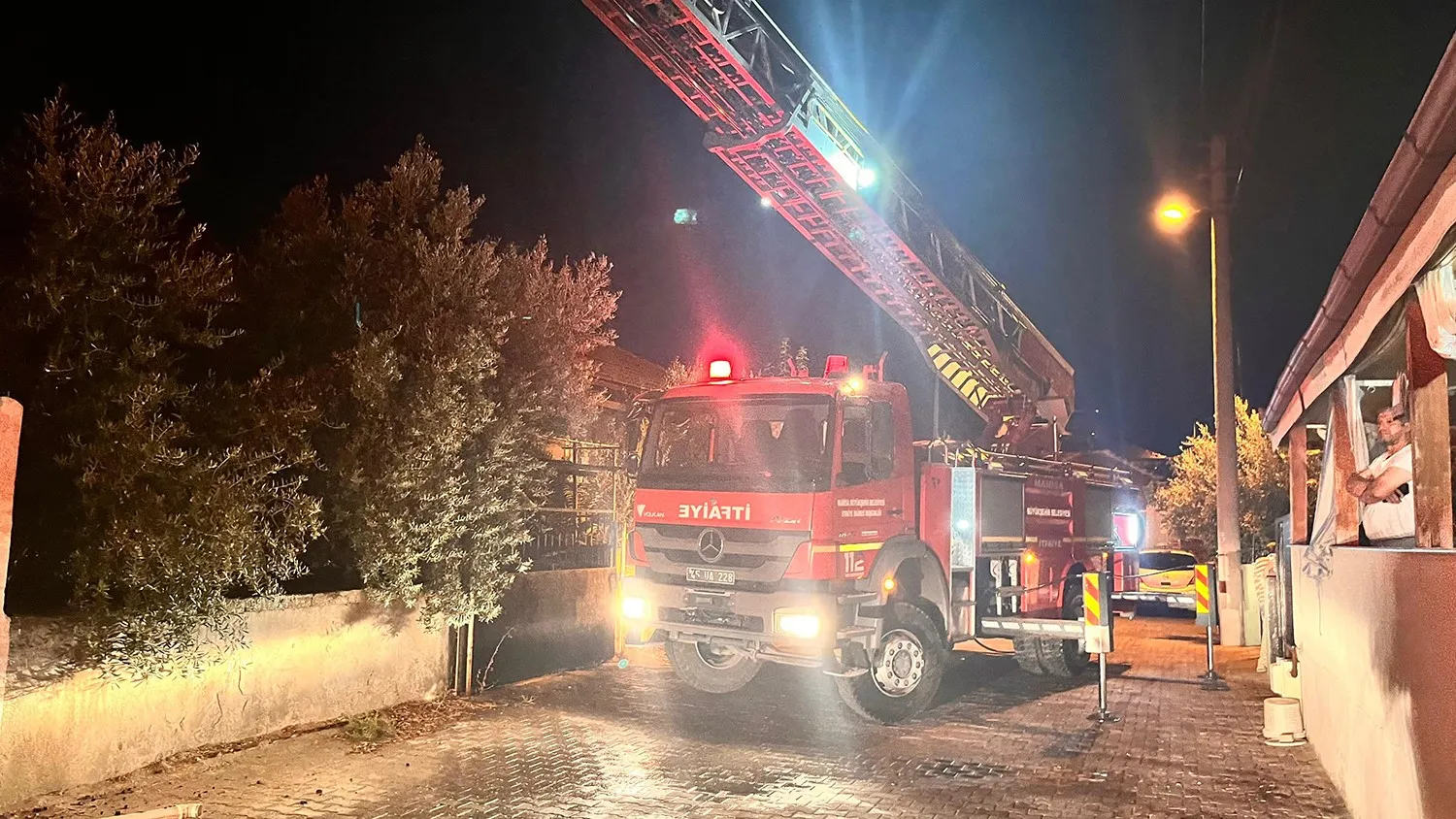 Kula’da gece sessizliğini alevler bozdu: Boş evde çıkan yangın paniğe yol açtı