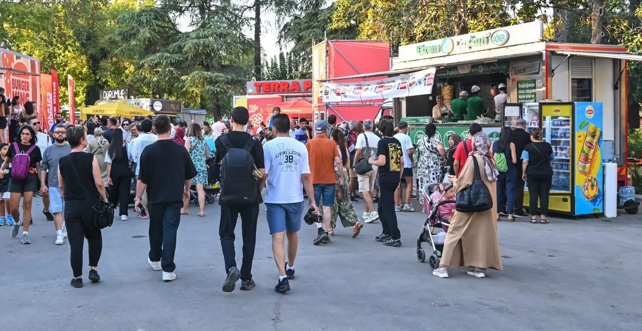 İzmir Enternasyonal Fuarı’nda lezzet molası: Yeni düzenleme ziyaretçilerin yüzünü güldürdü