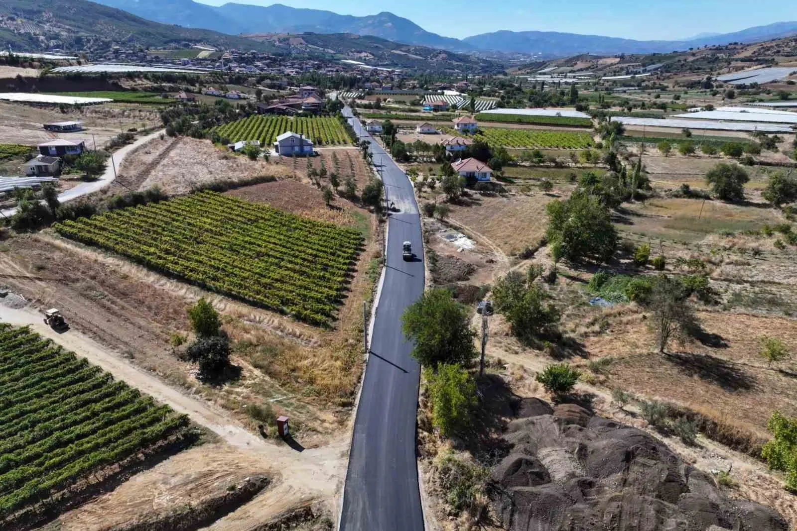 Sarıgöl’de ulaşımda devrim: 5 mahallenin yolu tarihinin en kaliteli asfaltına kavuşuyor