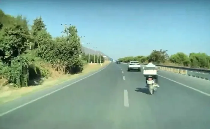 Denizli yolunda saniyelerle yarış: Motosikletli sürücünün hatası faciaya davetiye çıkardı