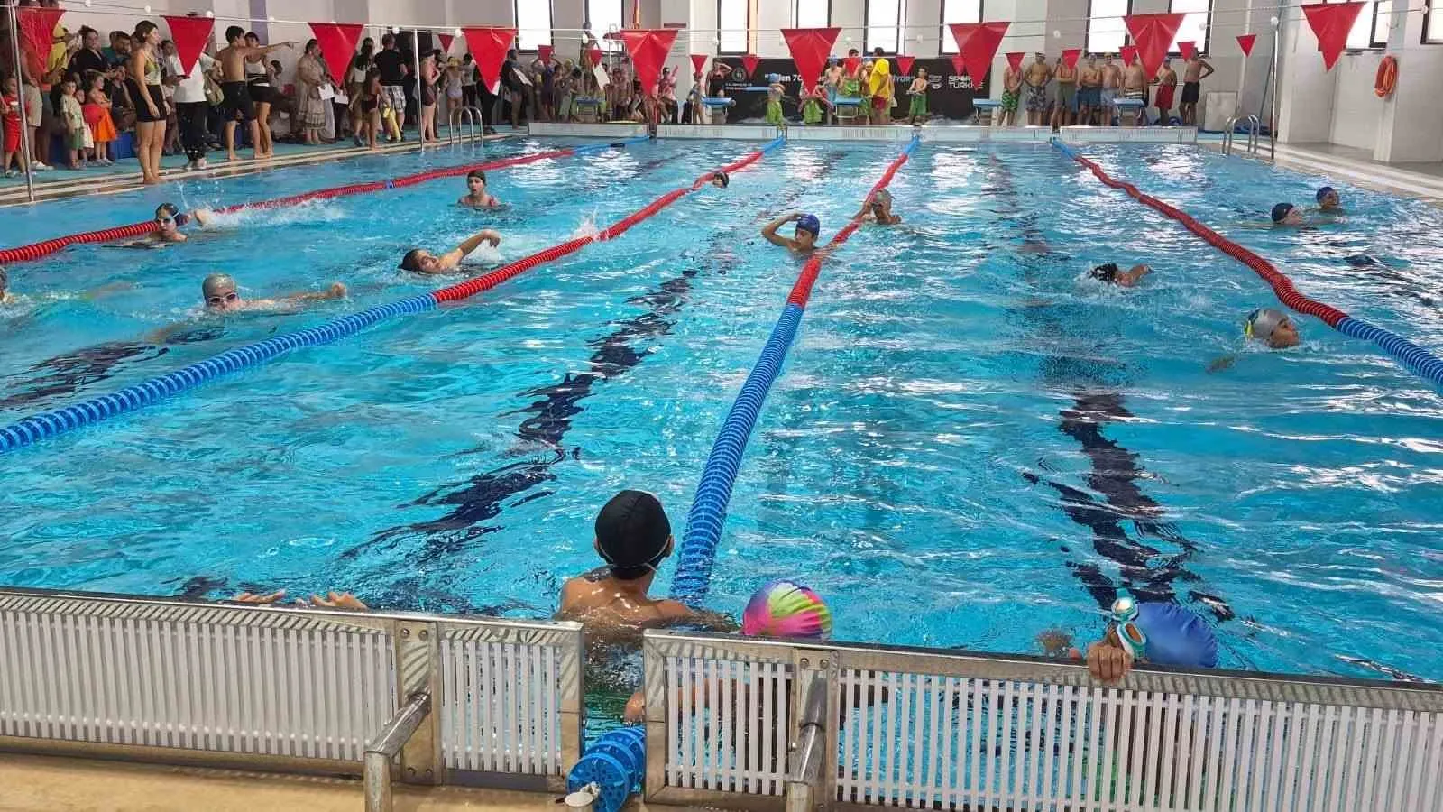 Aydın'da su sporlarına büyük ilgi: Minikler profesyonel eğitimle kulaç atıyor