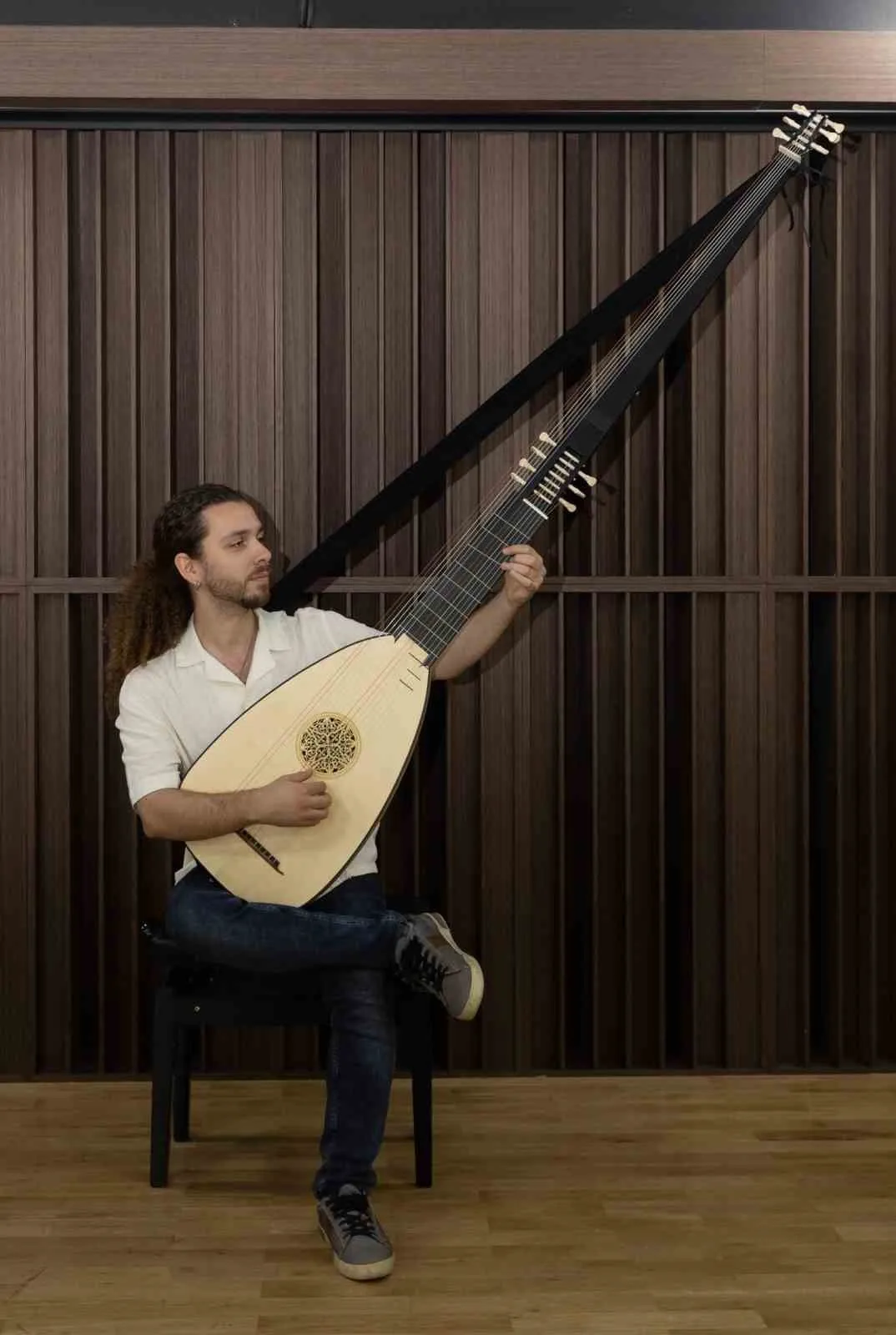 Müzik tarihinin devasa sırrı: 400 yıllık teorbo Yaşar Üniversitesi’nde yeniden hayat buluyor