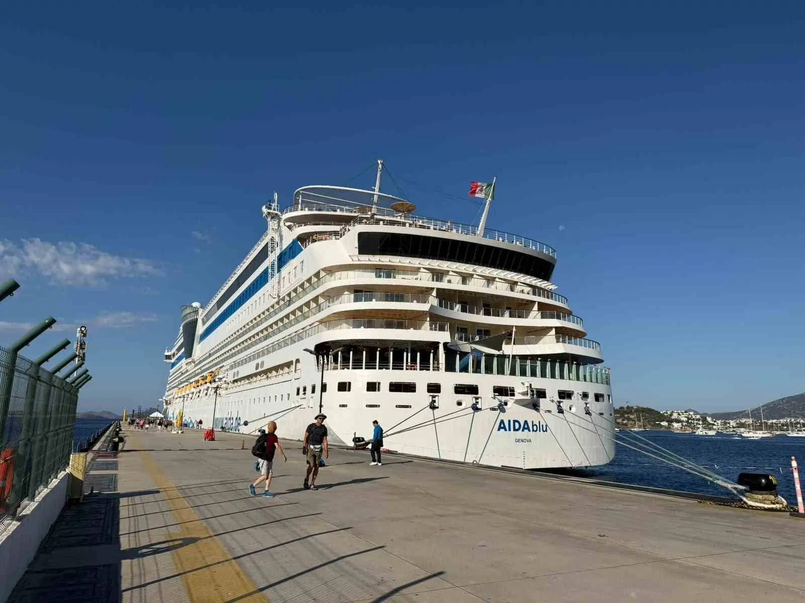 Ege'nin turizm merkezinde kruvaziyer bereketi: Dev gemi Bodrum limanına demirledi