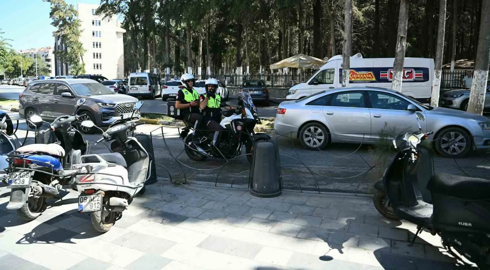 Kuşadası sokaklarında işgaliye operasyonu: Kaldırımlar yayalara açıldı