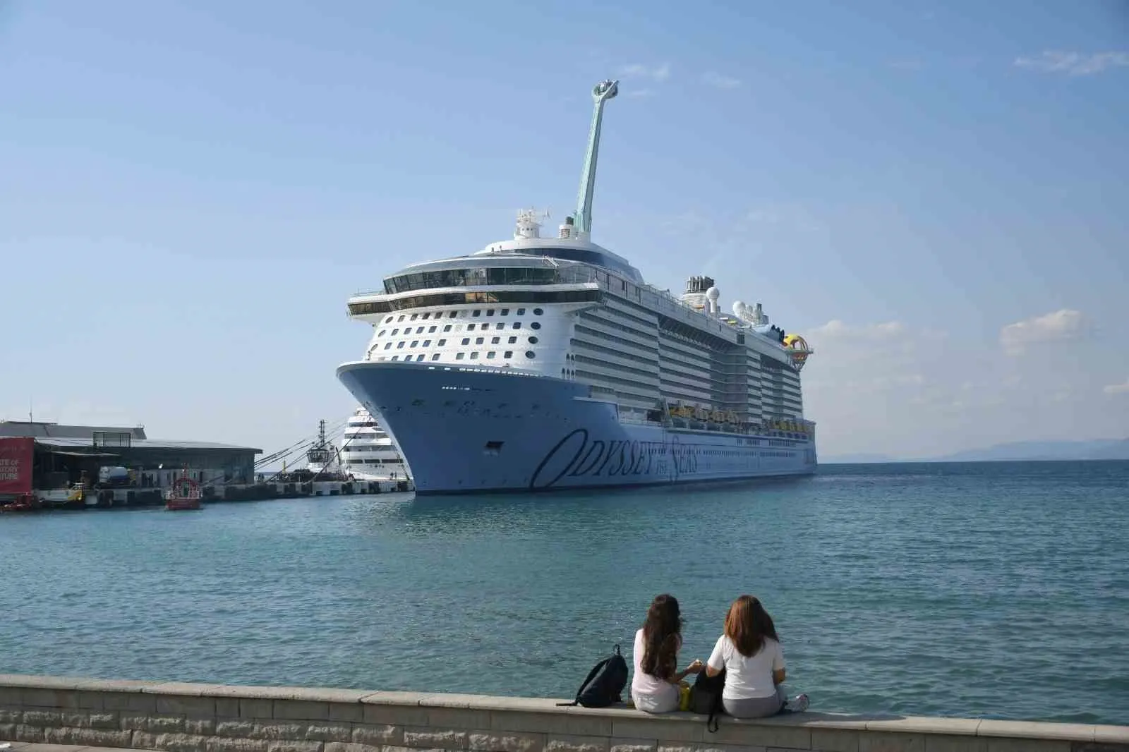 Kuşadası limanında kruvaziyer hareketliliği: Binlerce turist çarşıya canlılık kattı