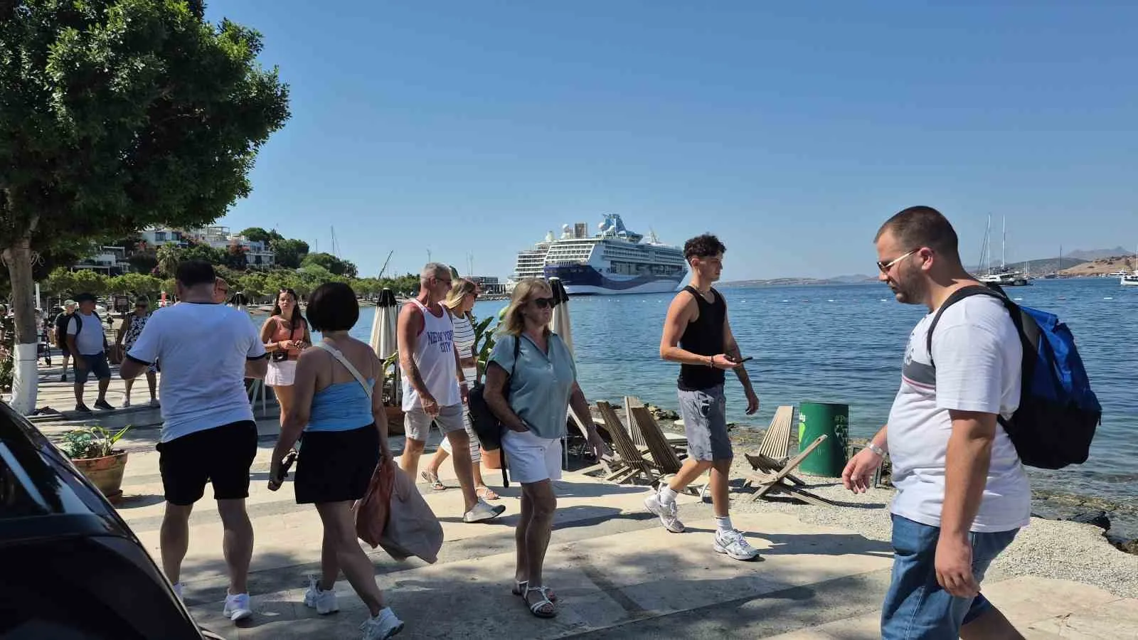 Bodrum limanlarında kruvaziyer bereketi: 2 bin 500'e yakın ziyaretçi şehre ayak bastı