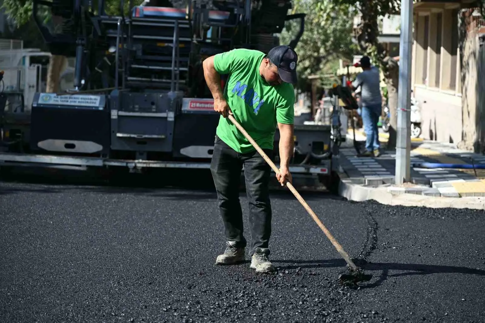 Salihli’de Çiçek Caddesi’ne sıcak asfalt dokunuşu