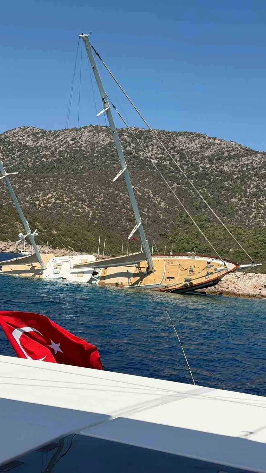 Bodrum sularında gece operasyonu: Kayalıklara çarpan guletten 11 kişi sağ çıkarıldı