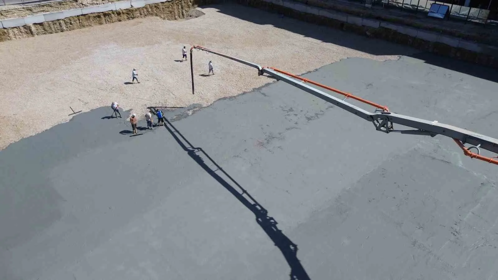 İncirliova’da modern dönüşüm: Meydan ve otopark projesinde beton dökümü başladı