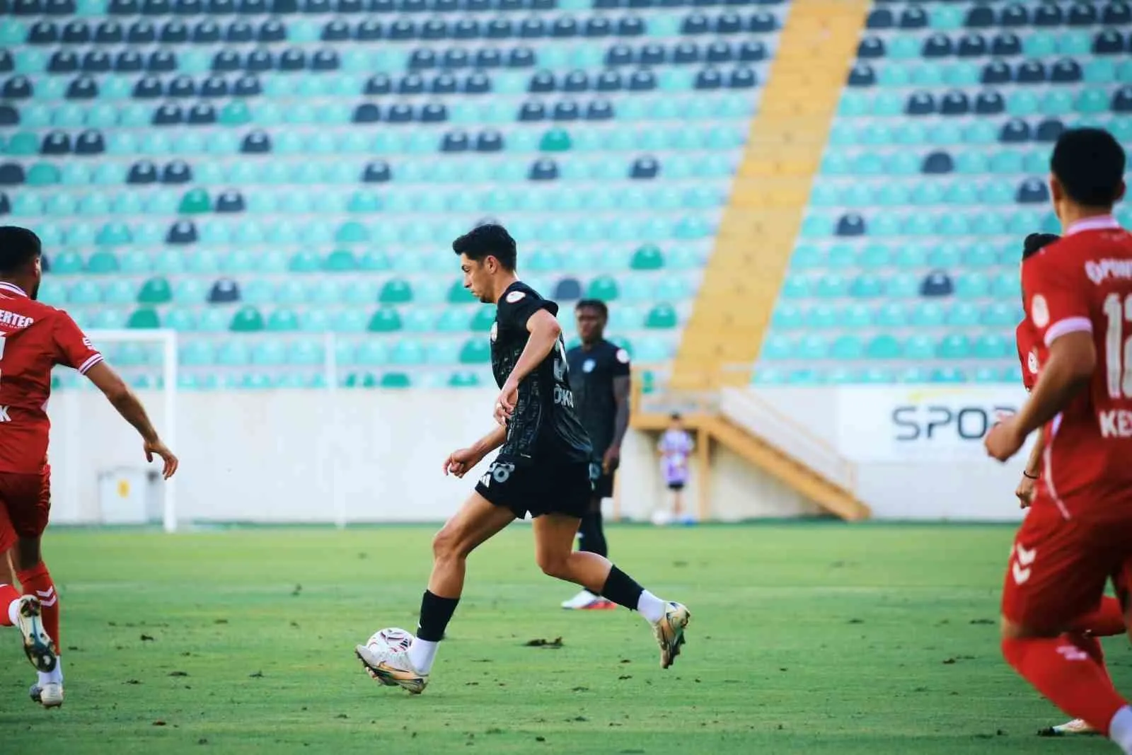 Vanspor FK pes etmedi: Akhisar deplasmanında puanı son bölümde kurtardı