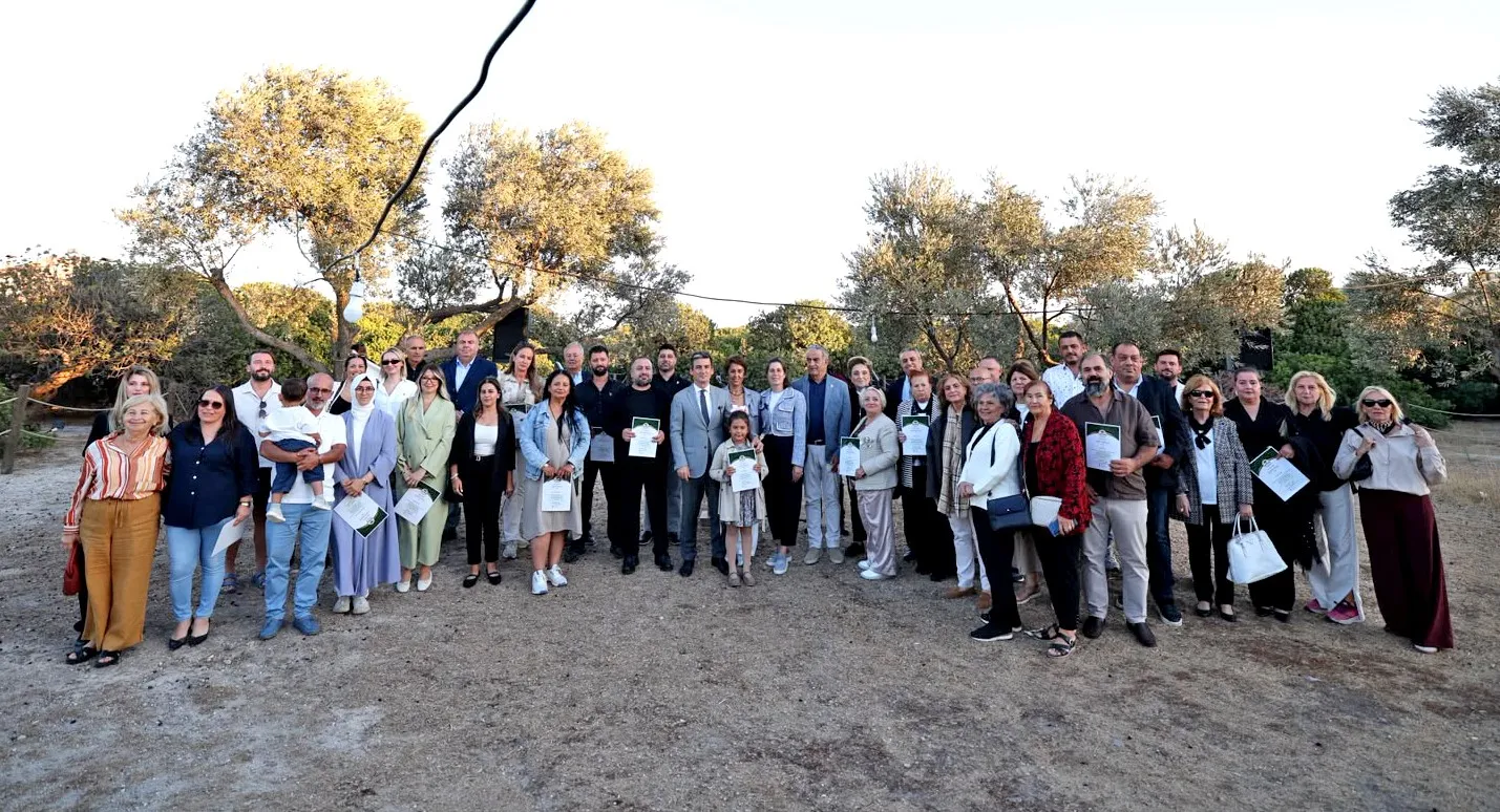 Çeşme’den çocuklara uzanan sevgi eli: Gönüllülerin çabası plaketle taçlandı