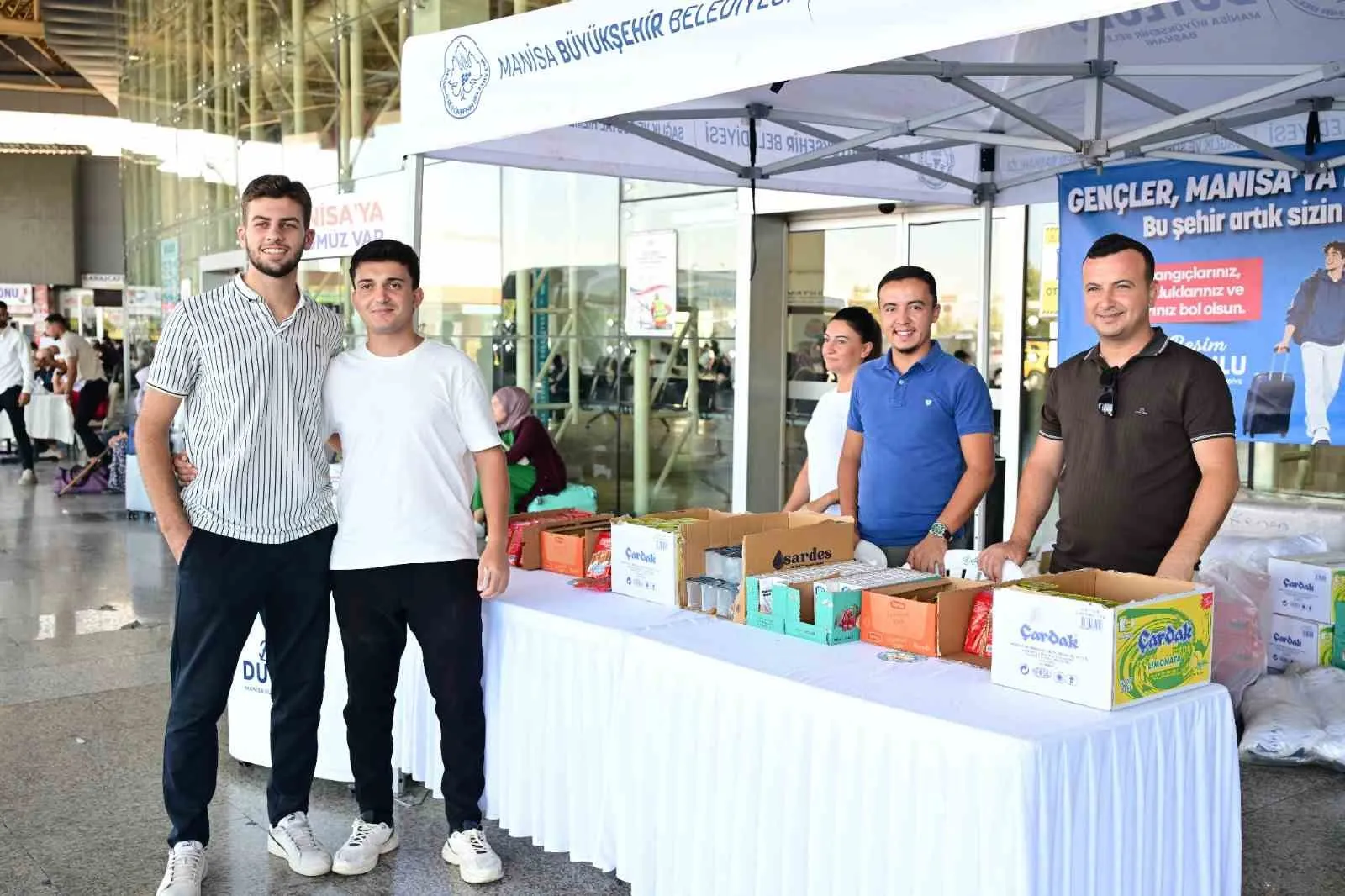 Manisa'da öğrencilere kapılar ardına kadar açıldı: İlk durak terminalde samimi karşılama