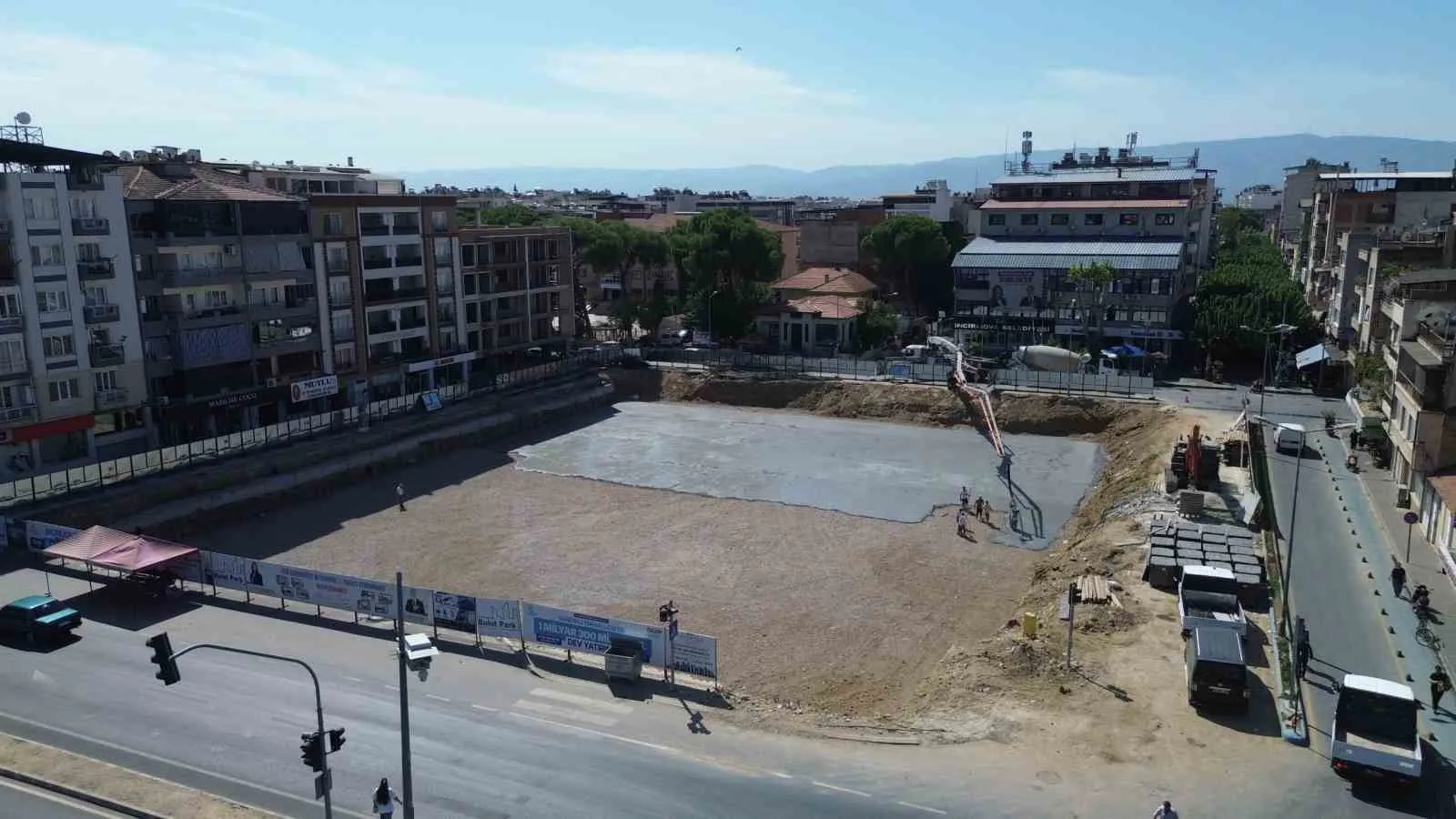 İncirliova’da modern dönüşüm: Meydan ve otopark projesinde beton dökümü başladı