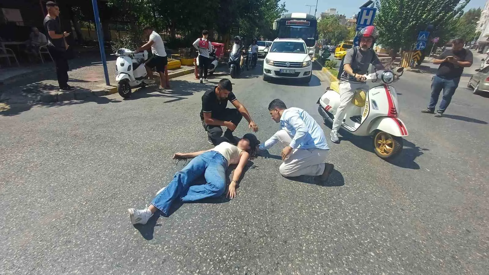 Aydın'da motosikletli sürücünün zor anları: Olası kazadan kaçarken yere çakıldı