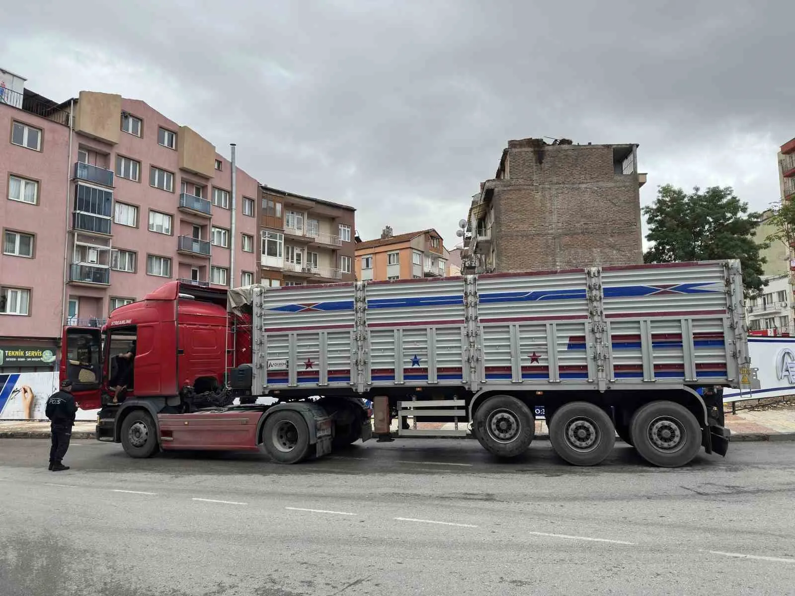 Uşak’ta yürekleri ağza getiren kaza: Tırın çarptığı yaşlı adam yaşam mücadelesi veriyor