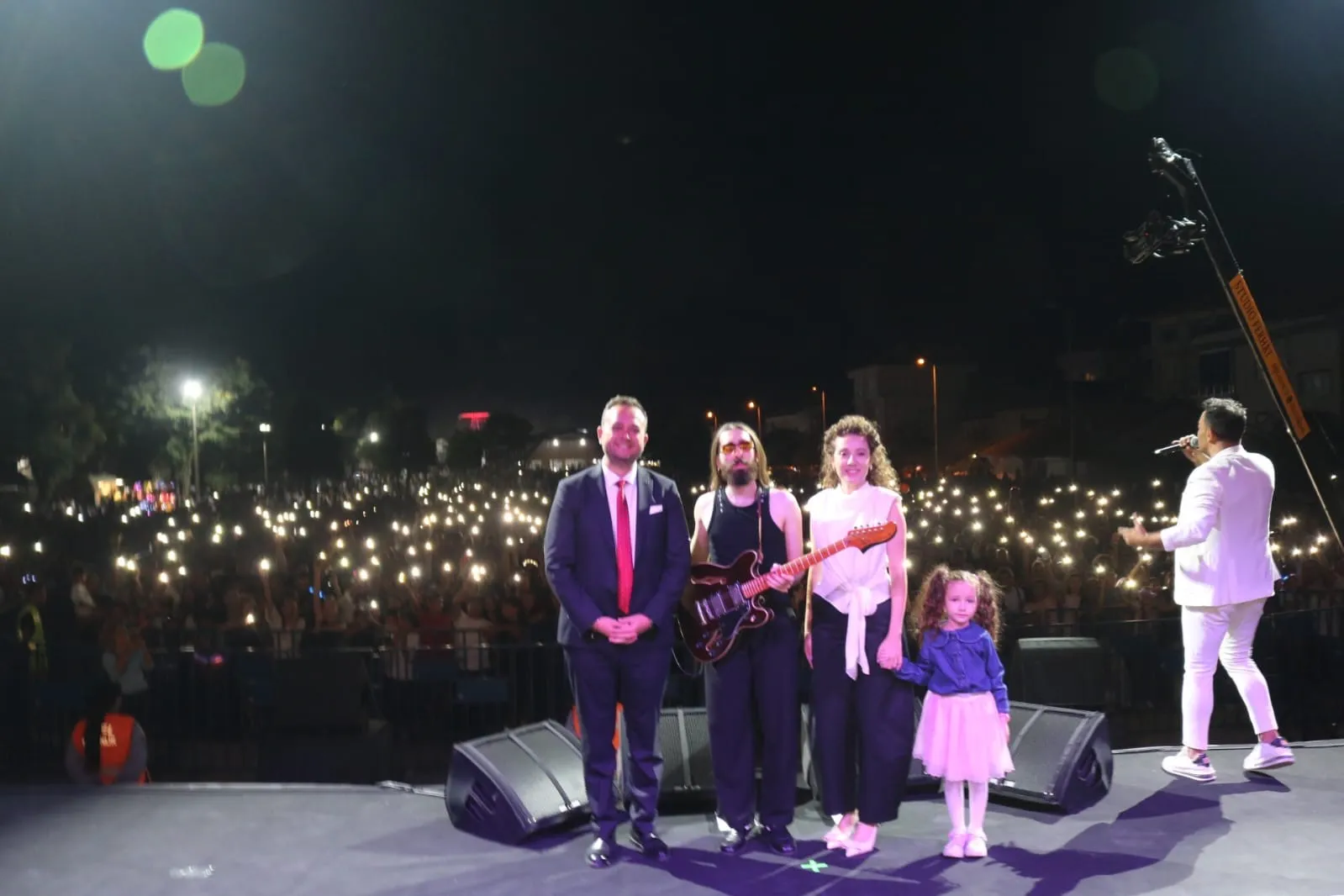 Çivril’de müzik şöleni: Emre Fel meydanı coşturdu