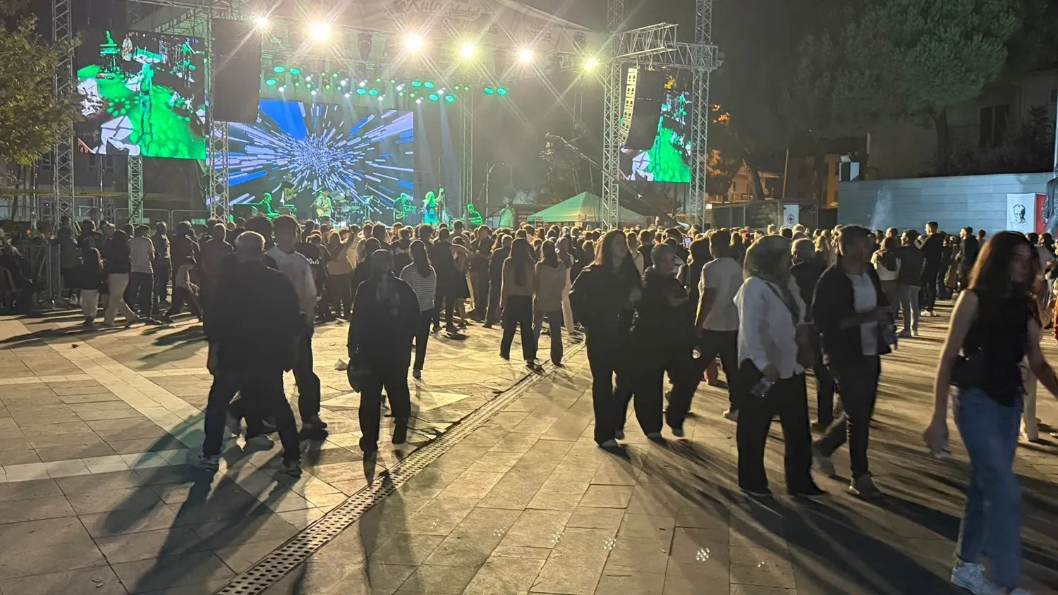 Kula’da kurtuluş coşkusu ikiye bölündü: Meydanlar Hüseyin Kağıt’ı aradı