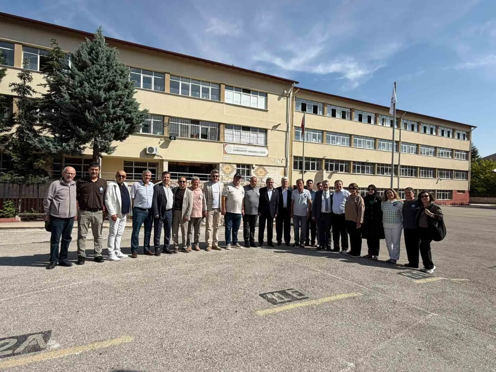40 yıllık hasret okul bahçesinde bitti: Sıralara geri döndüler