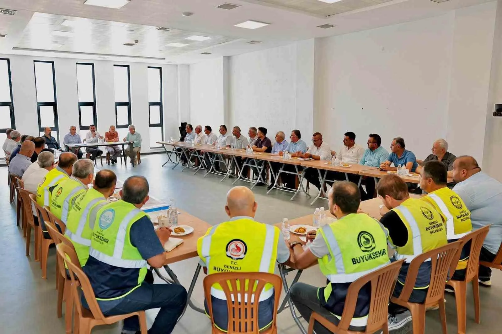 Honaz’ın geleceğini muhtarlarla planlıyor: Ortak akıl vurgusu