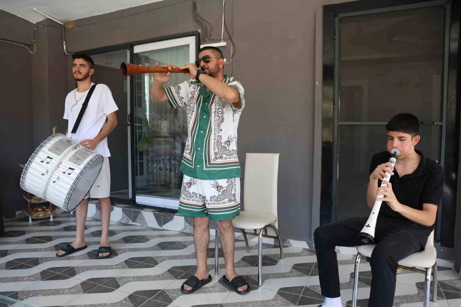 Koçarlı'nın ritmi bu evden yükseliyor: Baba ve oğullarının davul zurna tutkusu