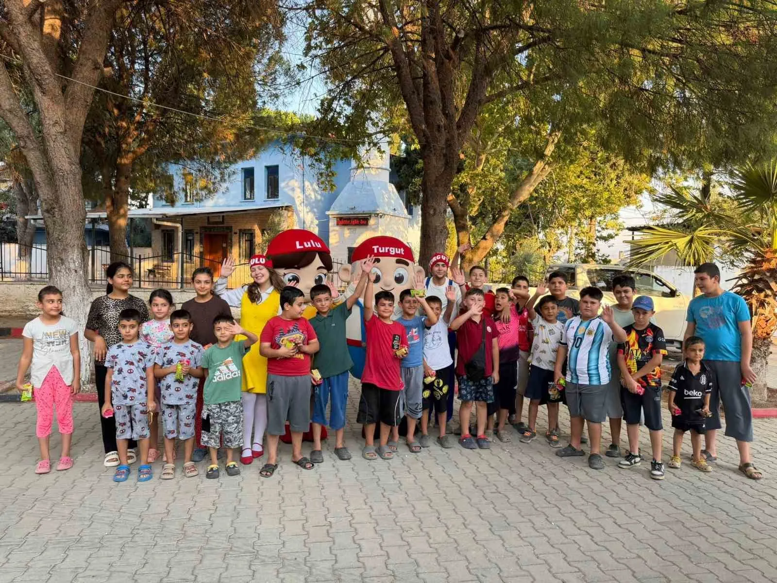Turgutlu'da tiyatro rüzgarı: Sevilen karakterler çocuklarla buluştu