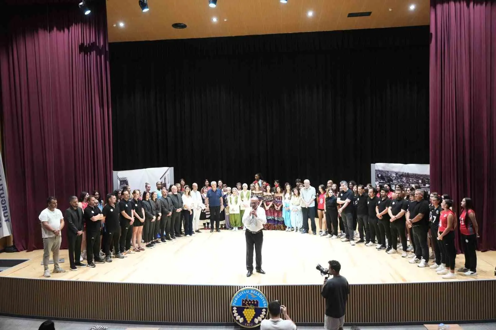 Turgutlu'da sezonun ilk düdüğü kültür sanatla çaldı: Kasaba'nın gururu sahneye çıktı