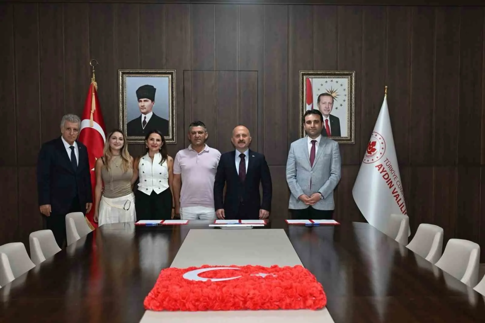 Kuşadası'nda minik öğrencilerin yüzünü güldürecek dev yatırım