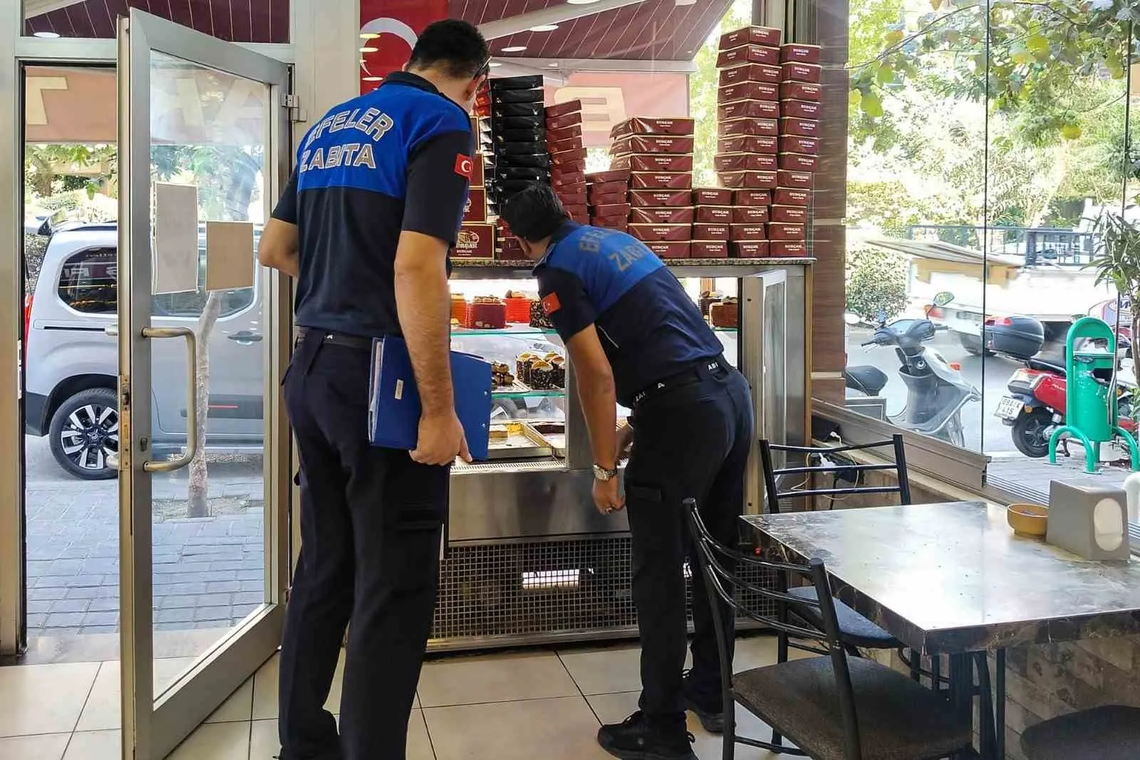 Efeler’de fırın ve pastanelere ani baskın: Sofraların güvenliği zabıtaya emanet