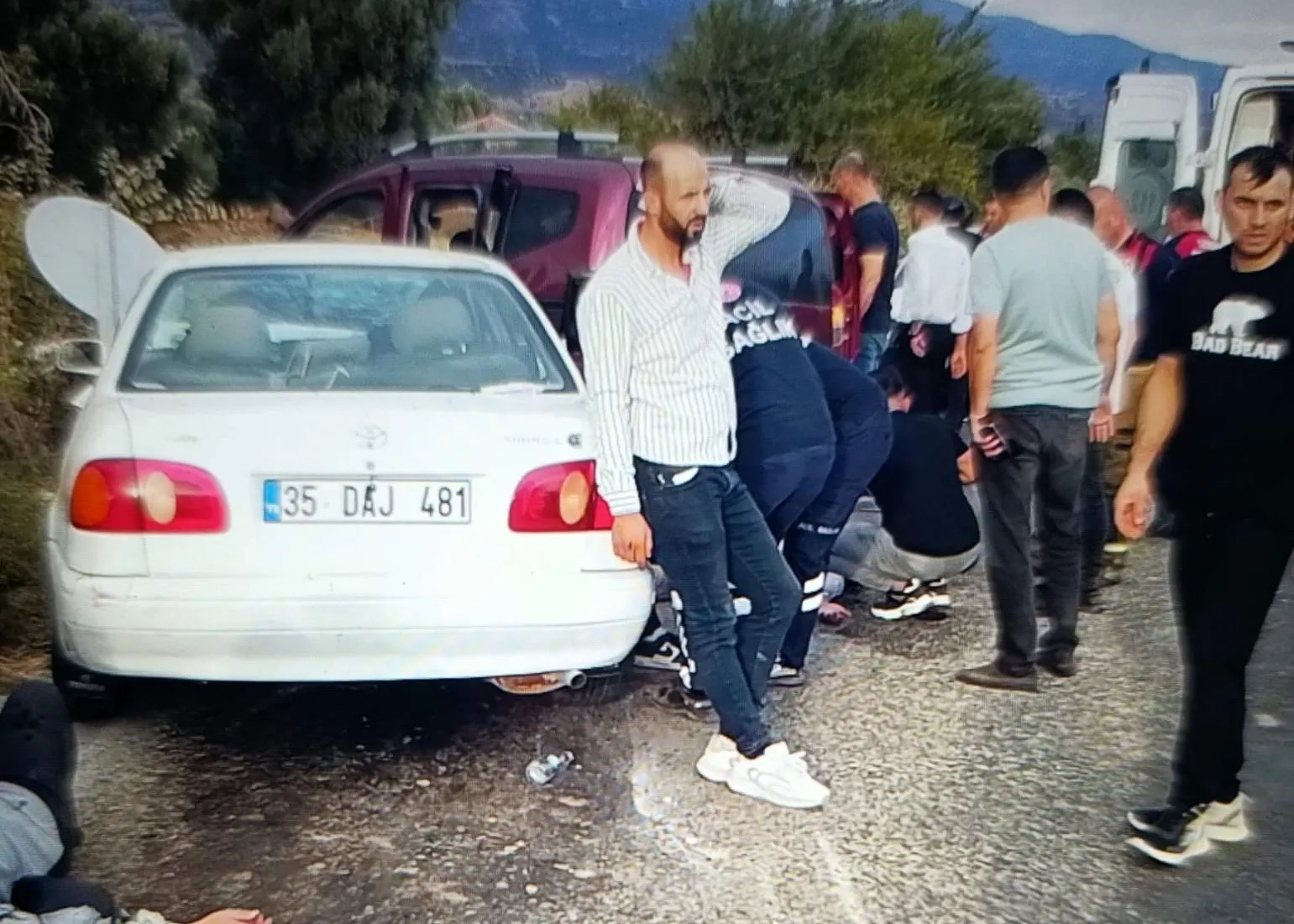 Kiraz’da dönüş kazası: 8 kişi yaralandı, birinin durumu kritik
