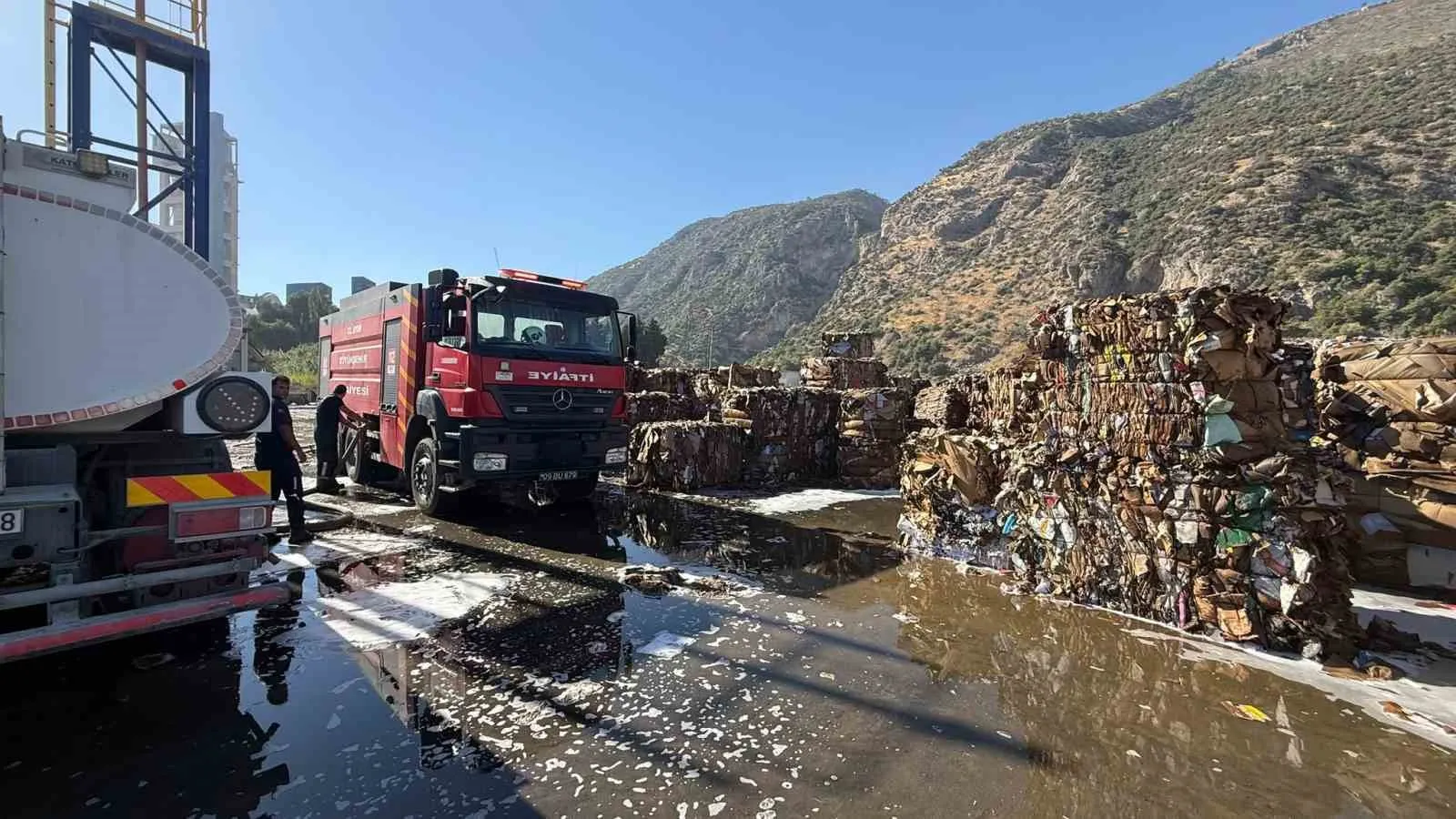 Söke'de sanayi bölgesinde alarm: Kağıt fabrikasındaki alevlere anında müdahale