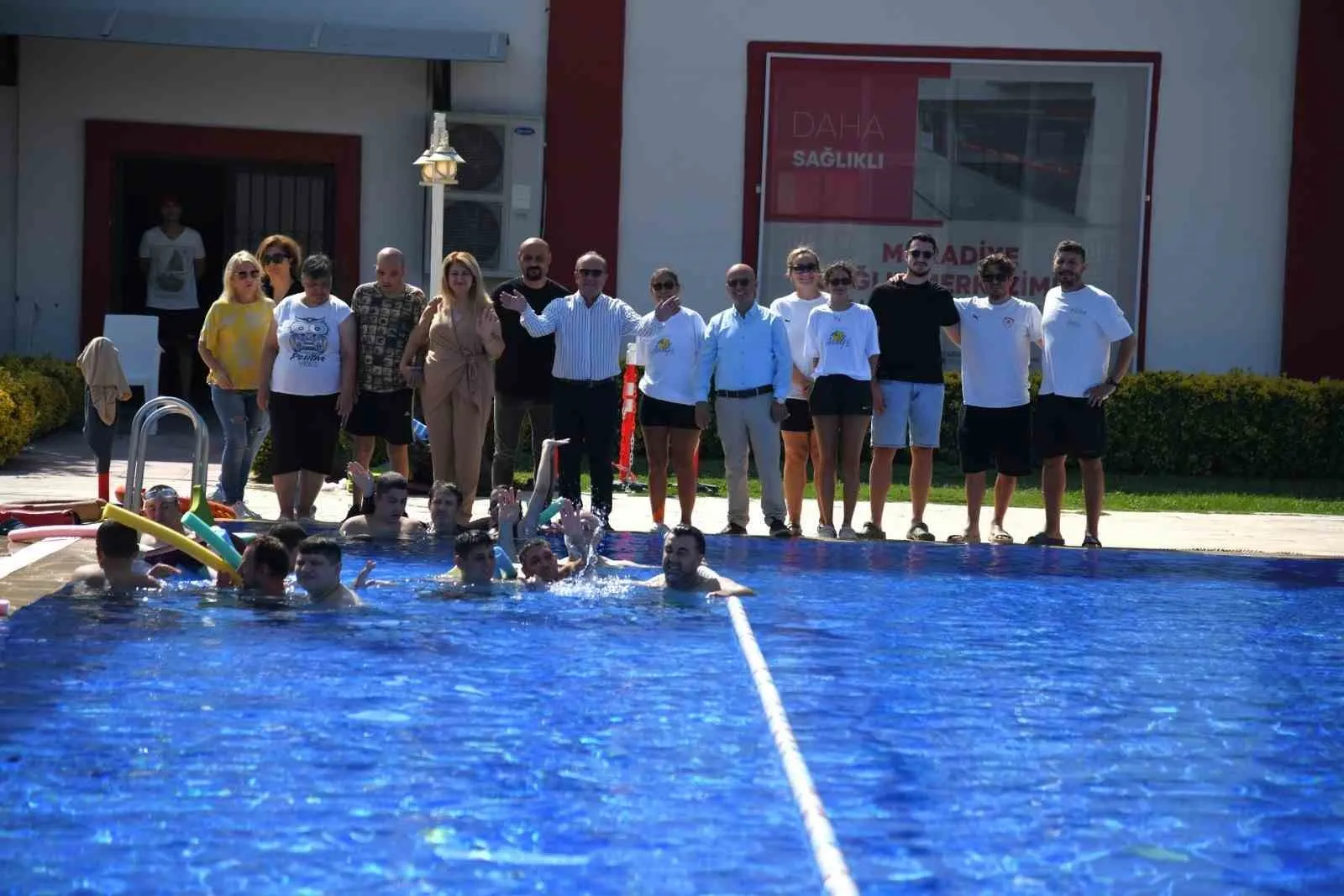 Muradiye’de kulaçlar mutluluk için atıldı: Özel bireyler havuzda moral depoladı