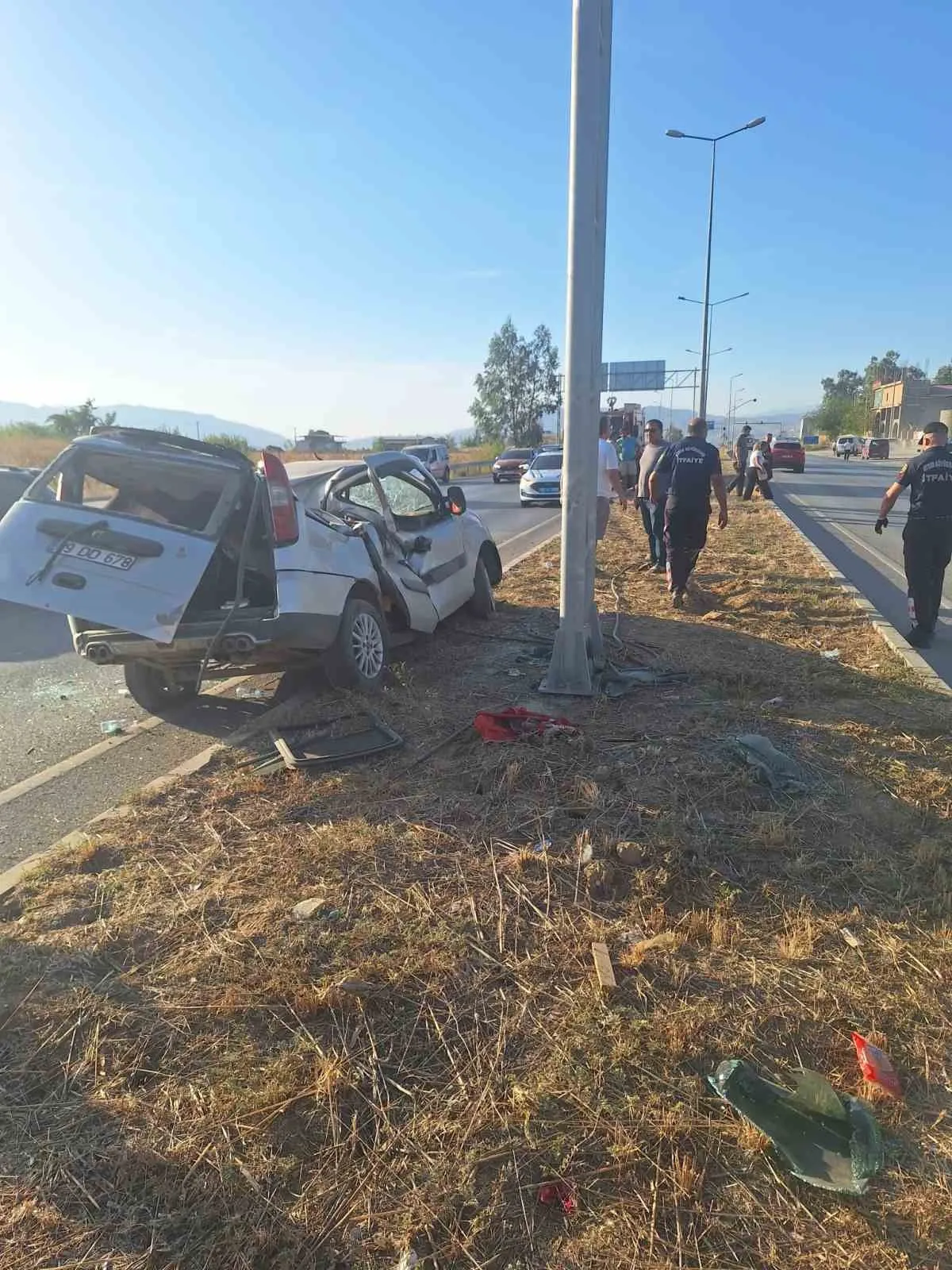 Çine'de trafik kazası: Otomobil yönlendirme direğine ok gibi saplandı
