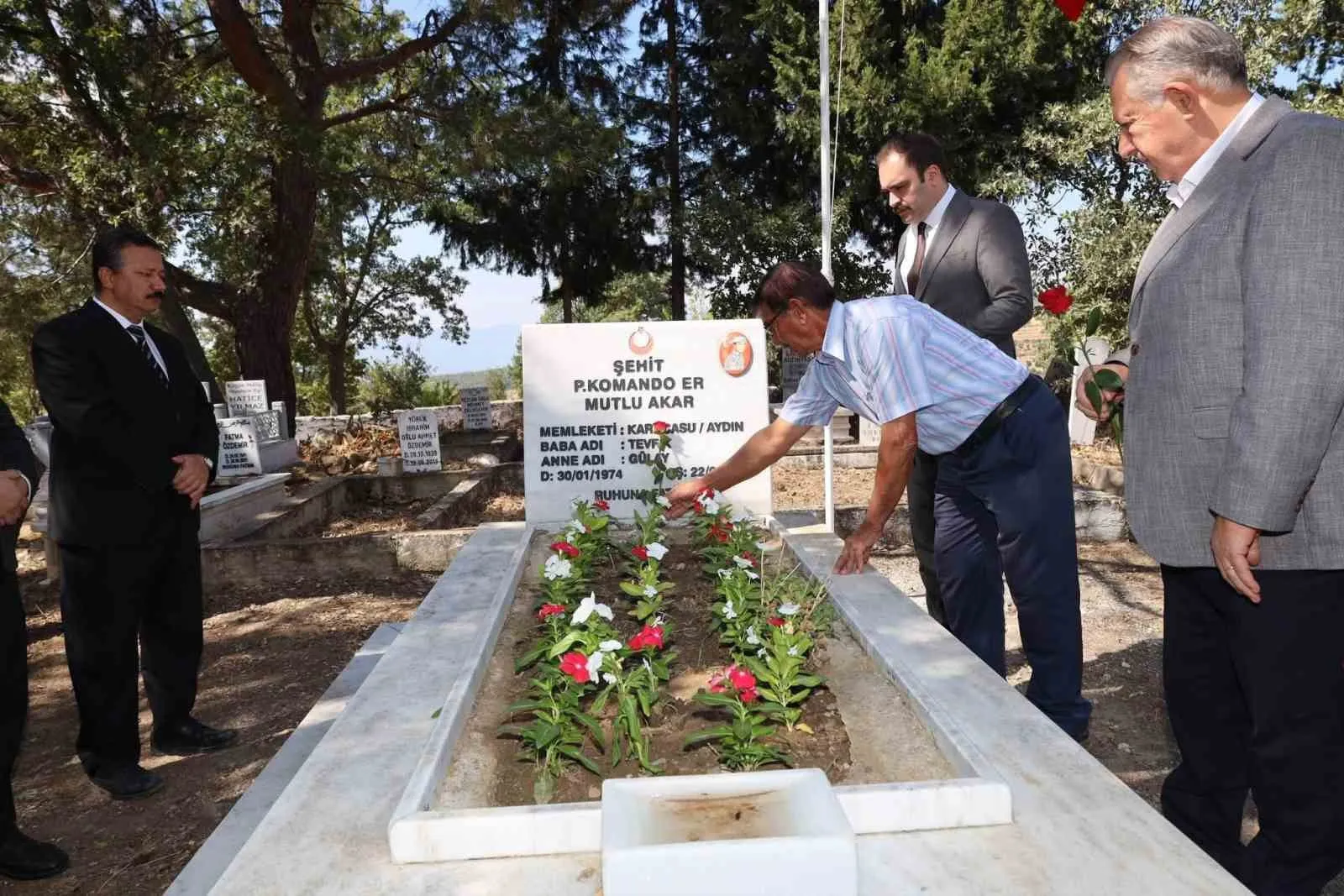 Vatan toprağına emanet edilen kahraman: Mutlu Akar mezarı başında anıldı