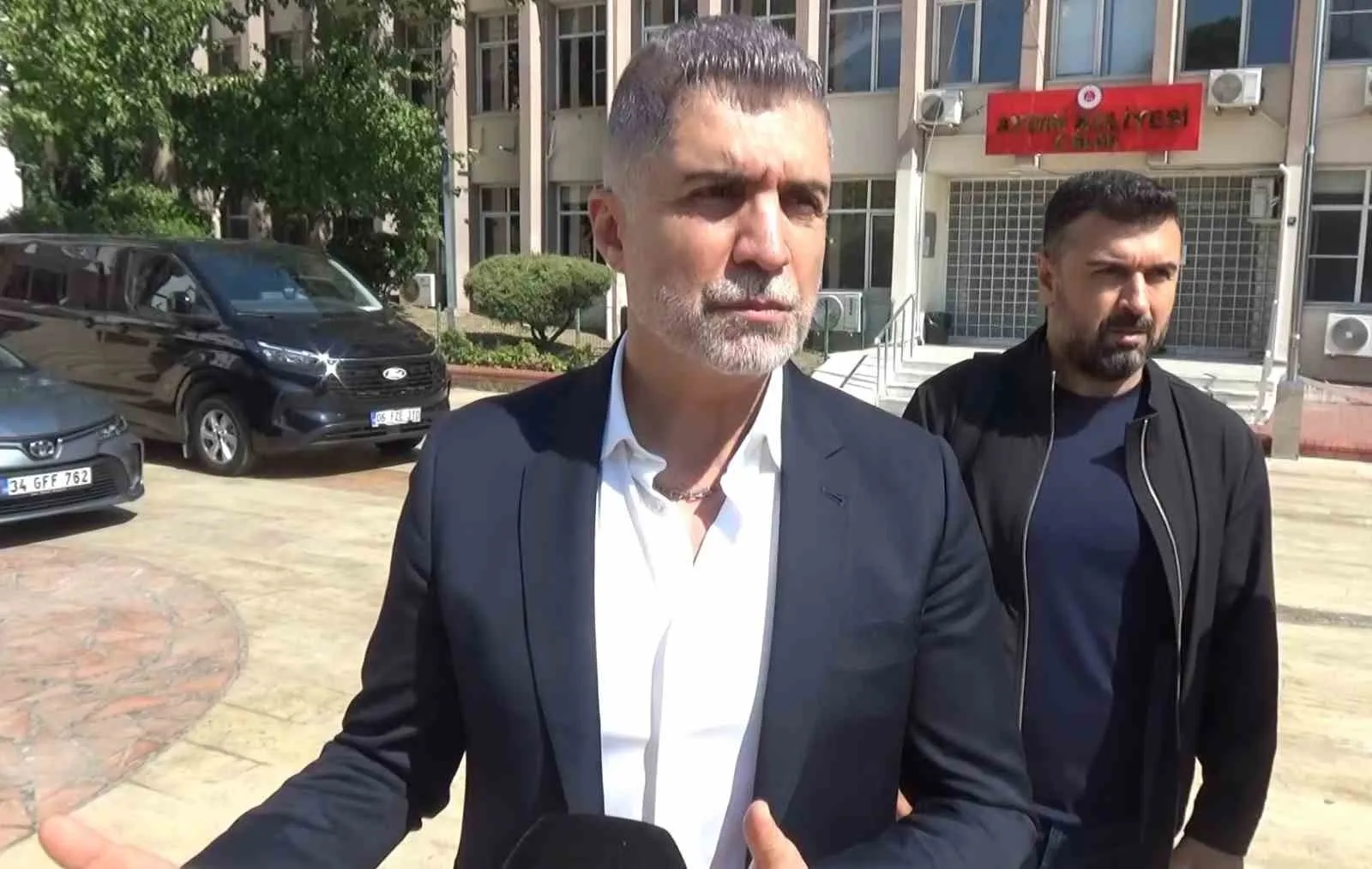 Özcan Deniz'den aile içi kavgaya adliye müdahalesi: Kardeşimi korumak suç değil