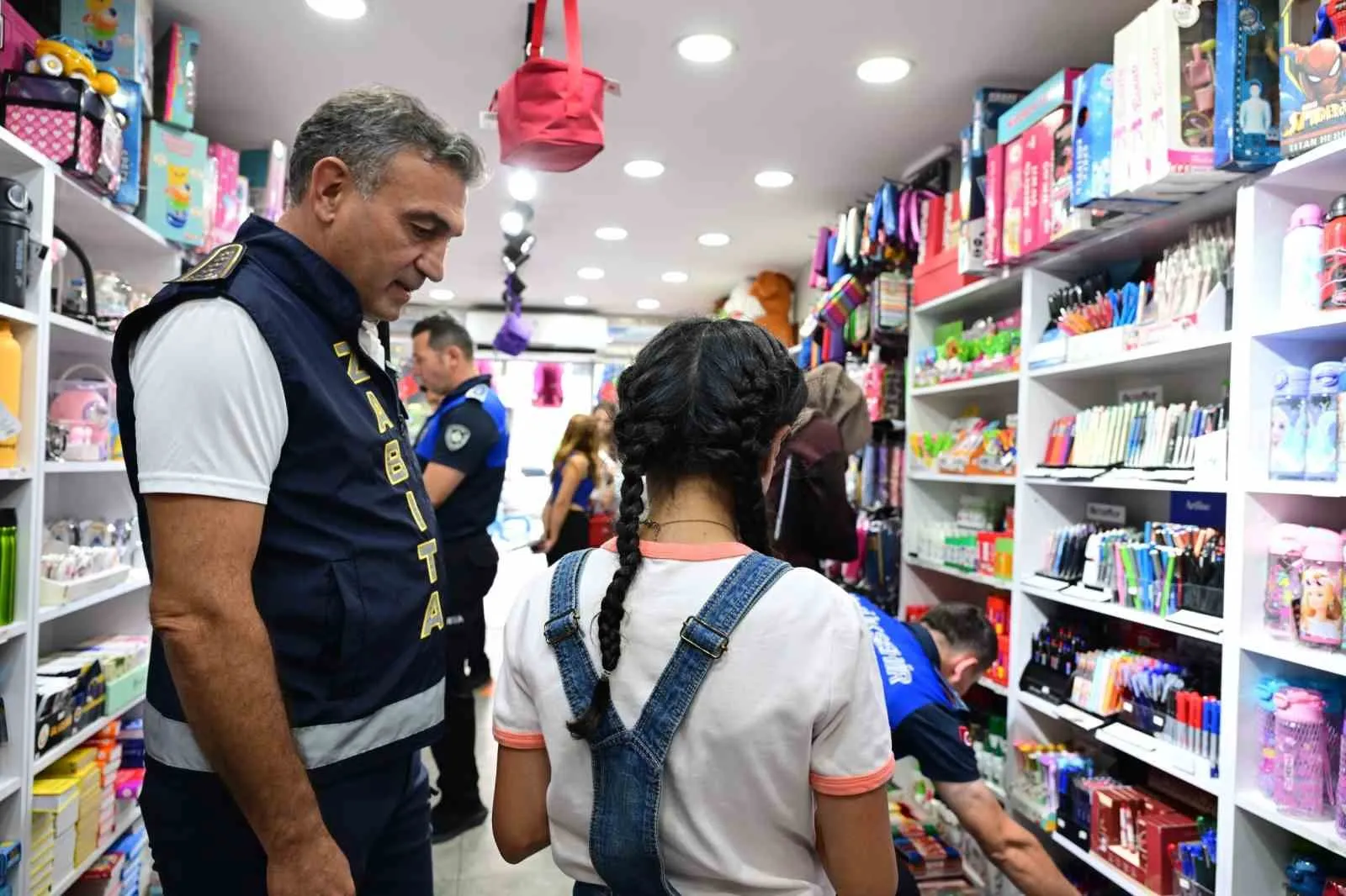 Manisa'da okul alışverişi mesaisi: Zabıtadan kırtasiyelere sıkı takip