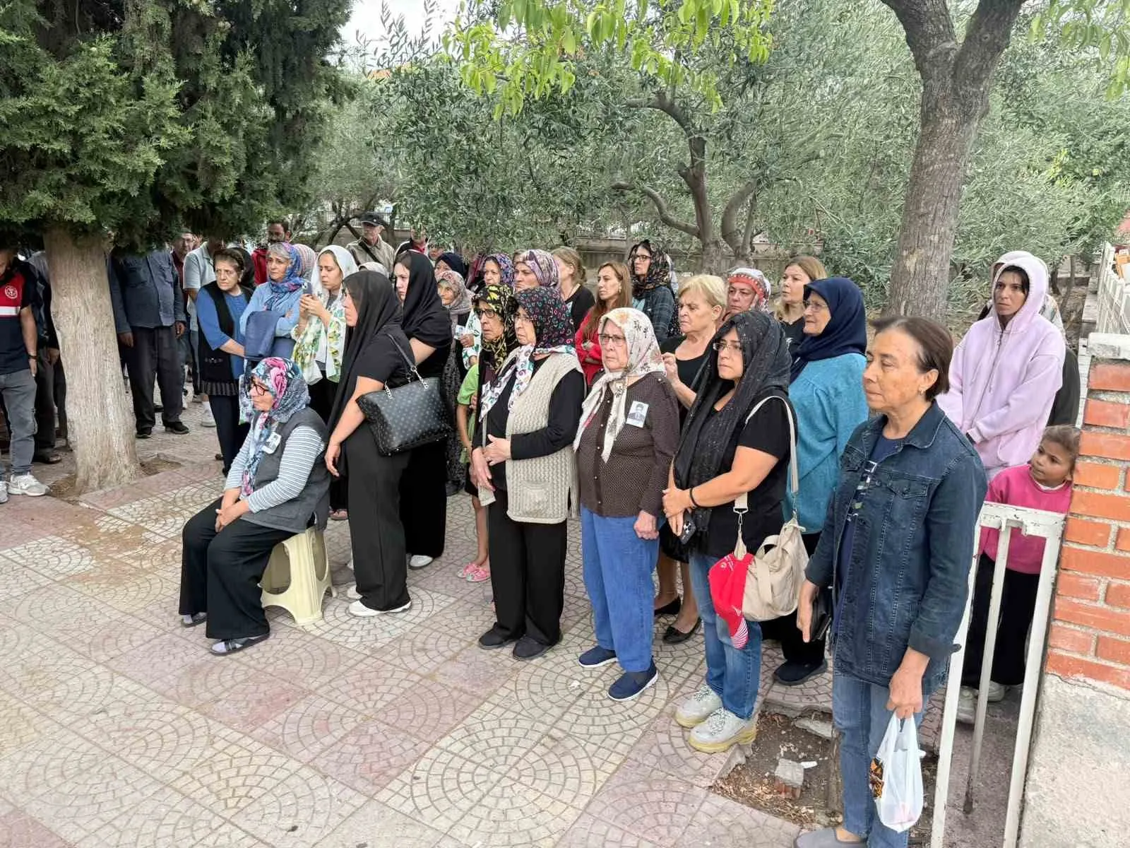 Gördes'te askeri tören: Kıbrıs'ın kahraman gazisi toprağa verildi