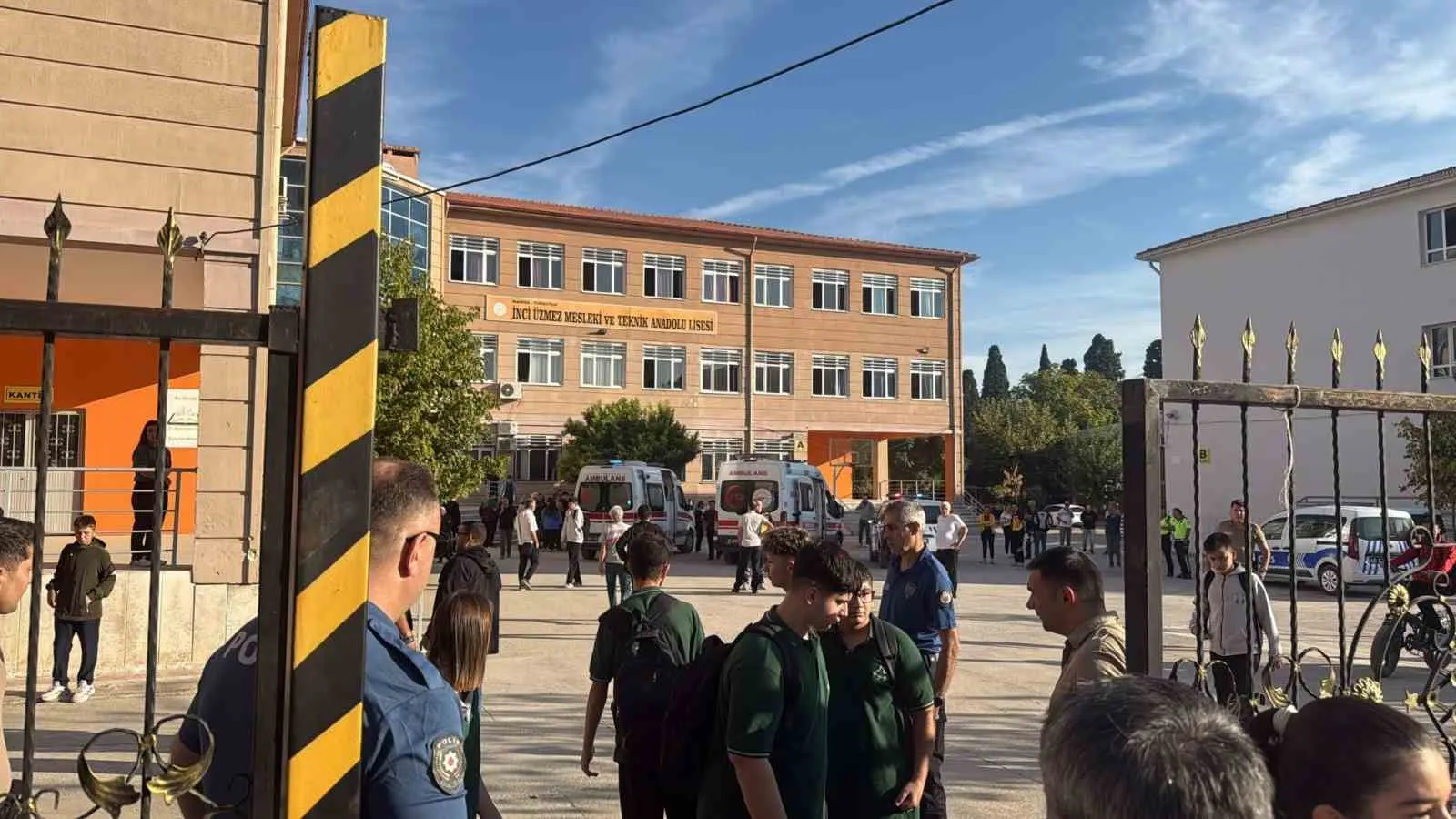 Manisa'da okul önünde korku dolu dakikalar: Silah sesleri velileri sokağa döktü