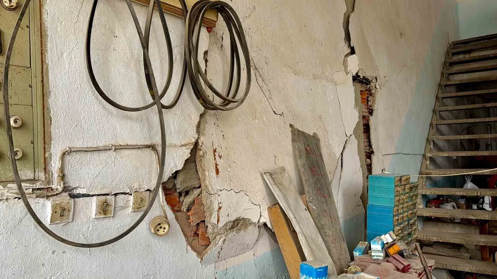 Bolvadin Sanayi Sitesi'nde zemin alarm veriyor: Duvarlar ayrıldı, dükkanlar içine göçüyor