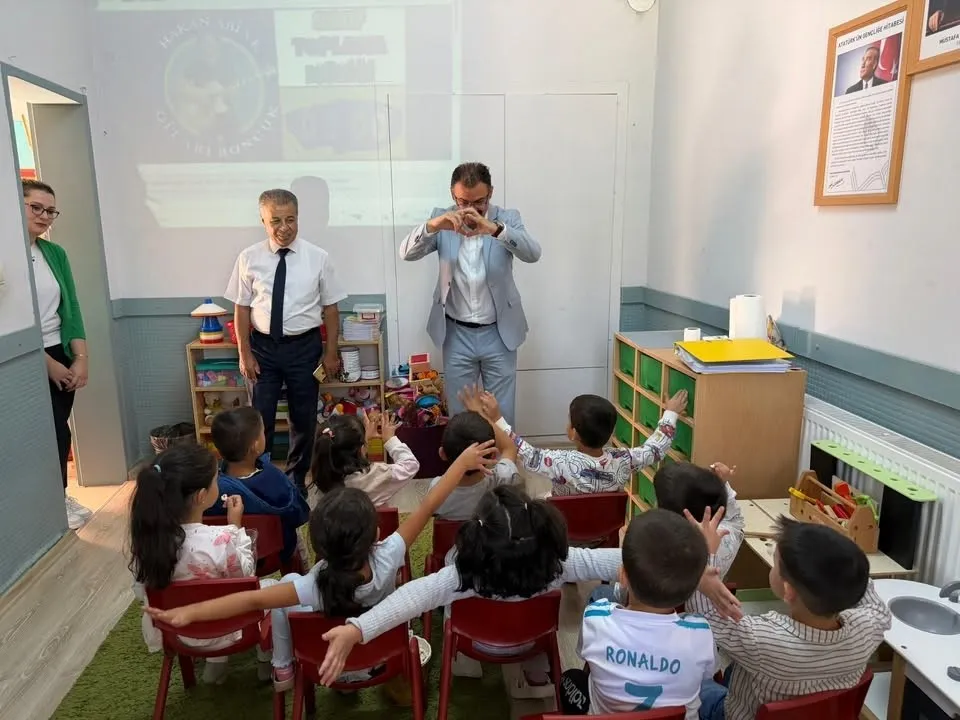 Minik öğrencilerin heyecanına ortak oldu: Kaymakam Ateş’ten İncealan çıkarması