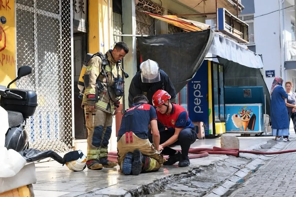 Bayraklı'da apartman dairesinde korku dolu anlar: İtfaiye ekipleri zamanla yarıştı
