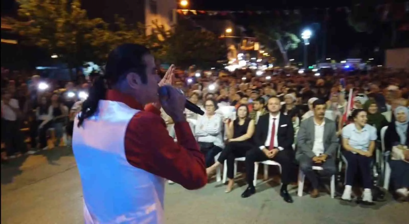 Makam Koltuğunu Çocuklara Kaptırdı, Ayakta Alkışlandı: Başkan Dere’den Örnek Davranış
