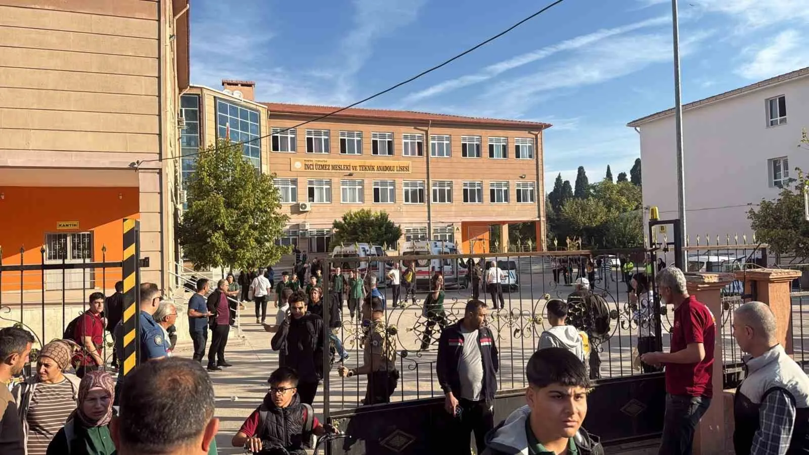 Manisa'da okul önünde korku dolu dakikalar: Silah sesleri velileri sokağa döktü