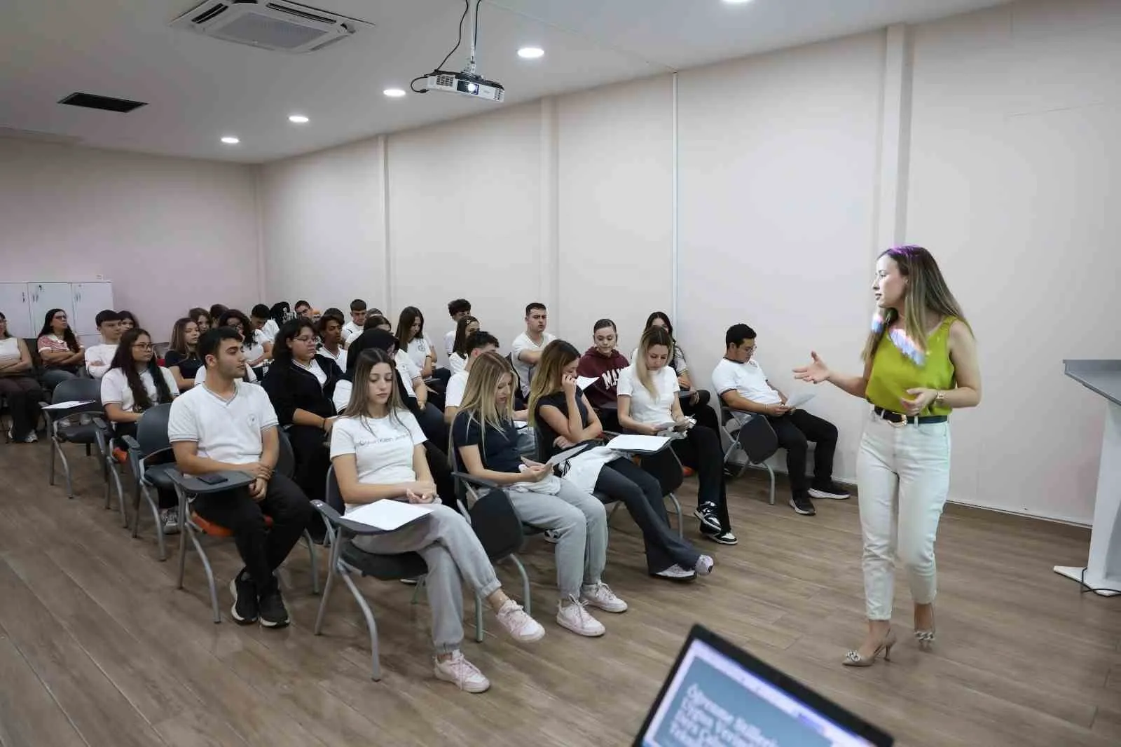 Efeler’de gençlik rüzgarı: Başkan Yetişkin’den her alanda tam destek